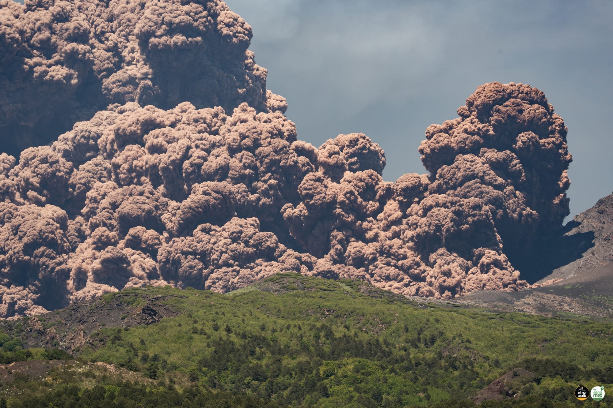 Cosa sta accadendo all'Etna: i flussi piroclastici tra spettacolo e pericolo