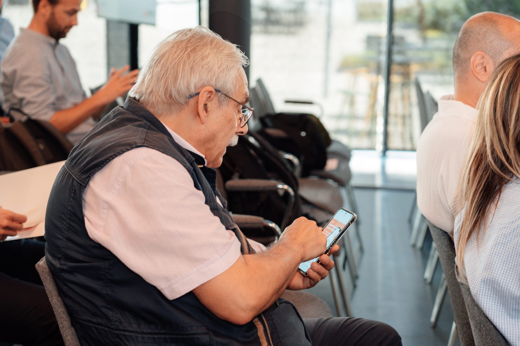 C'è una nuova App che aiuta gli utenti senior a prevenire frodi digitali e riconoscere le fake news