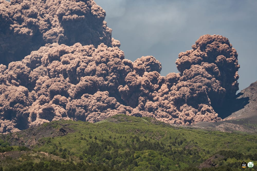 Cosa sta accadendo all'Etna: i flussi piroclastici tra spettacolo e pericolo post image