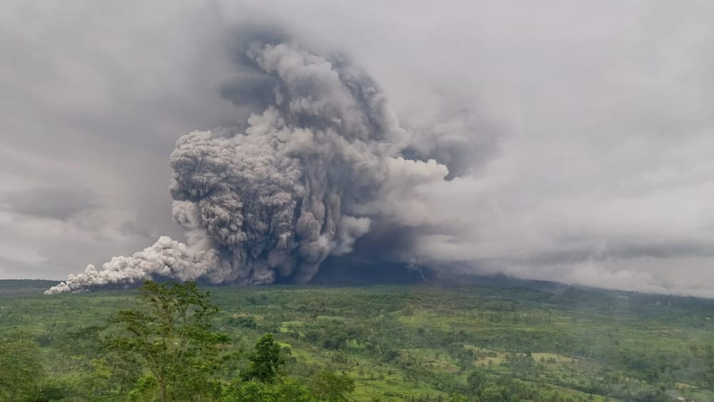 Indonesia, allerta massima per l'eruzione del vulcano Semeru post image
